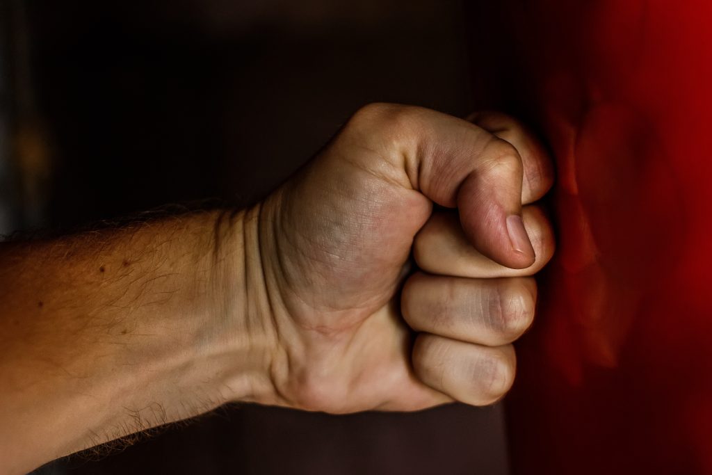 PM de Blumenau prende homem por violência doméstica, furto e resistência à prisão