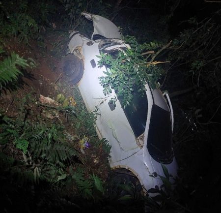 Homem morre após ser arremessado para fora de veículo durante acidente em Chapecó