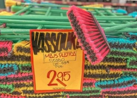 Vassouras por R$ 2.95 deixa multidão alvoroçada em inauguração de loja no Rio de Janeiro