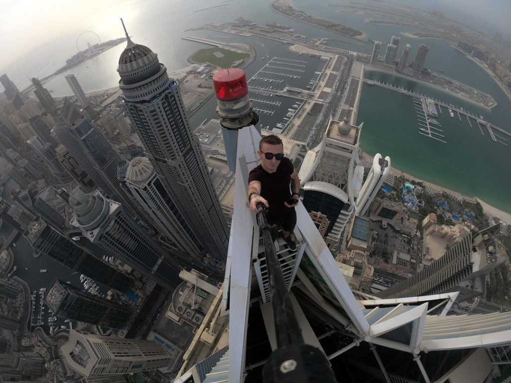 Francês conhecido por escalar prédios morre após cair do 68º andar em Hong Kong