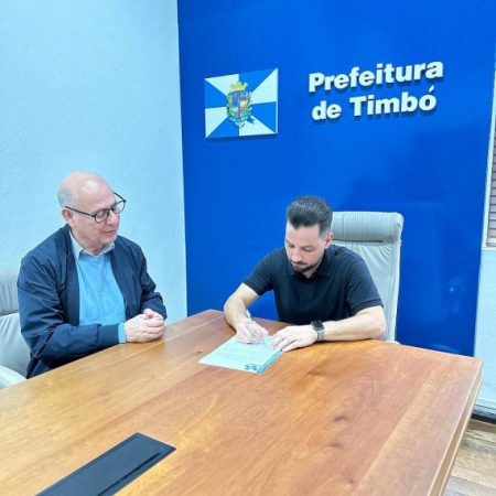 Prefeito de Timbó assina ordem de serviço para construção ponte entre os bairros Capitais e Nações