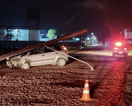 Veículo colide contra poste de iluminação no Centro de Rodeio