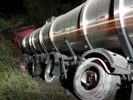 Caminhão transportando óleo vegetal tomba na BR-280, em Araquari