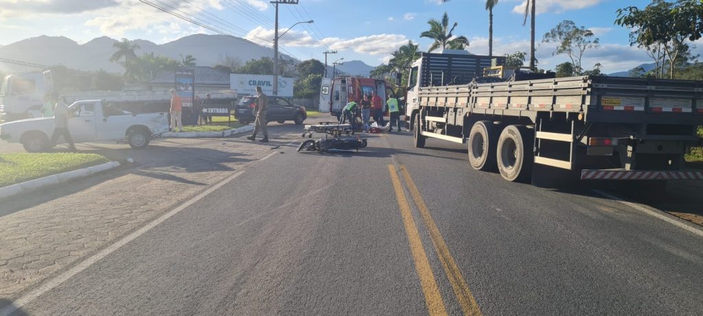 Motociclista tem fratura aberta após acidente em Rio dos Cedros