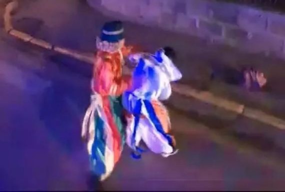 Dançarinos vestidos de Patati e Patatá brigam durante apresentação no Alto Vale