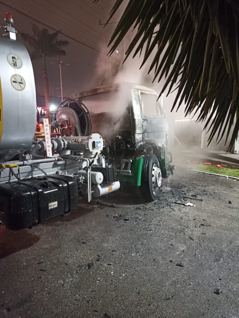 Caminhão tanque paga fogo em Itajaí