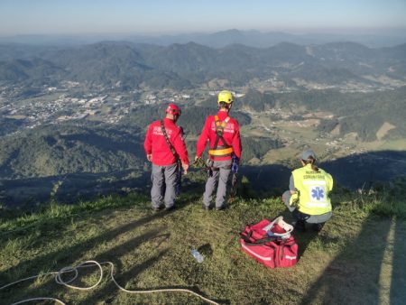 Piloto de parapente cai no Morro Azul em Timbó