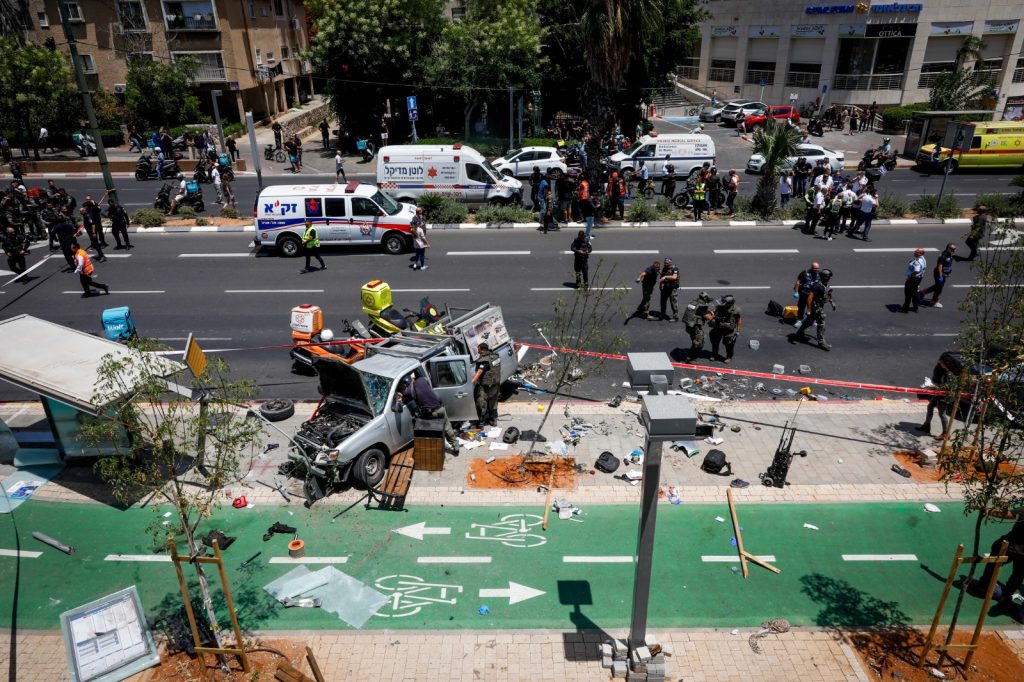 Terrorista atropela pedestres, esfaqueia pessoas e deixa sete feridos em Tel Aviv, Israel