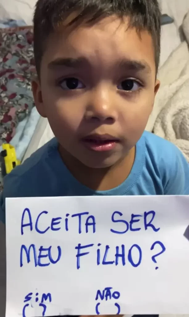 Curitibano emociona a web com pedido de adoção: "Aceita ser meu filho"