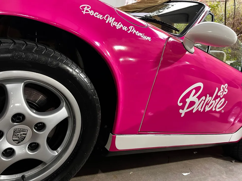 Porsche adesivado com a logo da Barbie