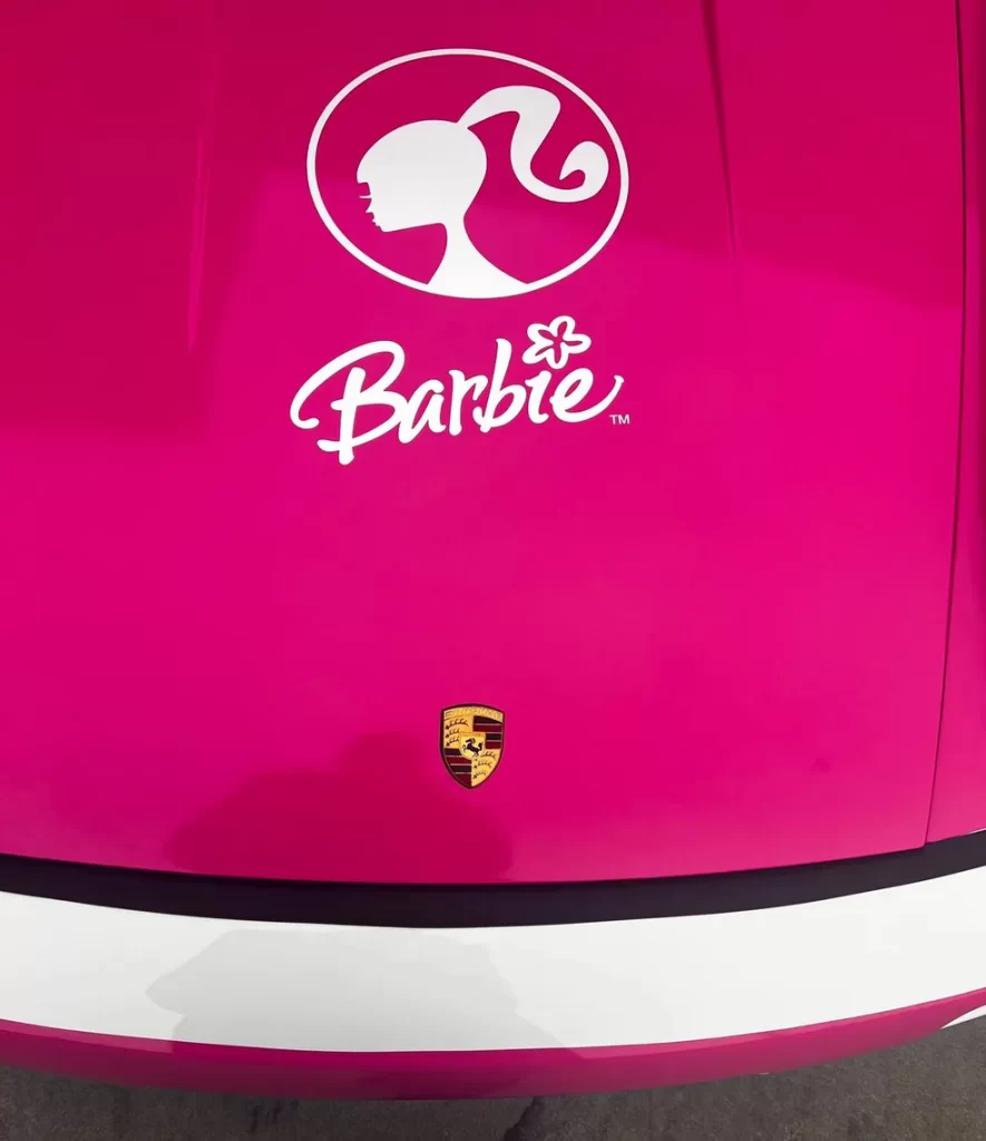 Logo da Barbie na Porsche