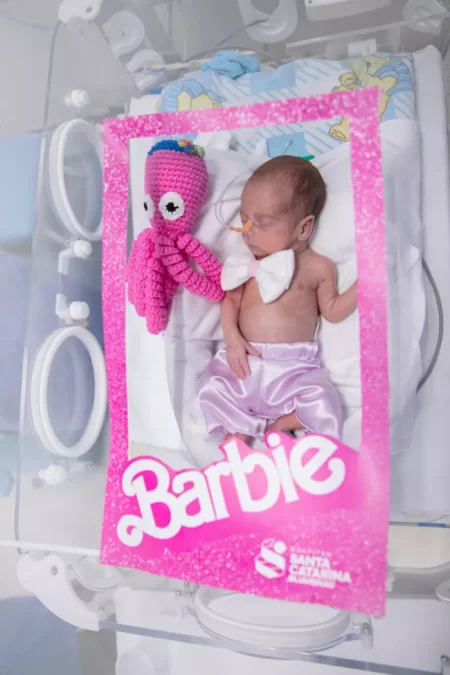 Bebês internados em UTI são vestidos de Barbie e Ken em Hospital de Blumenau