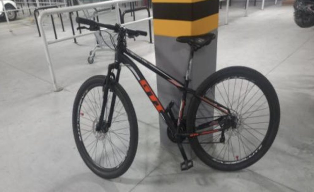 Homem é detido em estabelecimento comercial de Blumenau com bicicleta furtada