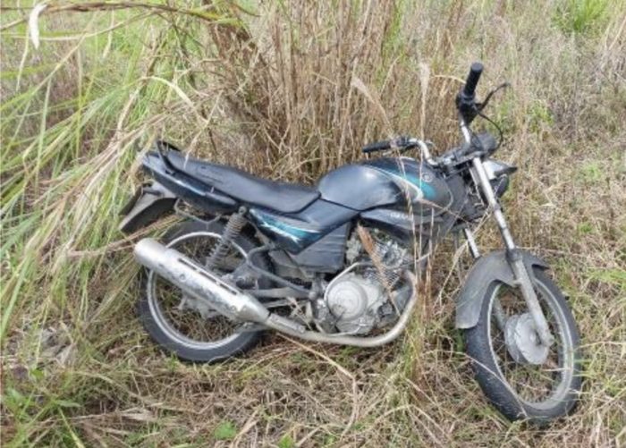 Motocicleta furtada é encontrada em terreno baldio em Indaial