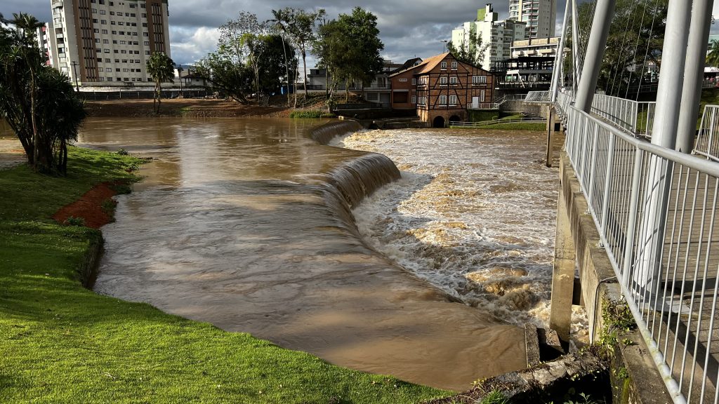 Chuvas em SC: Alerta para chuvas volumosas nos próximos dias no estado