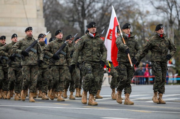 Polônia, membro da OTAN, mobiliza tropas para a fronteira com Belarus