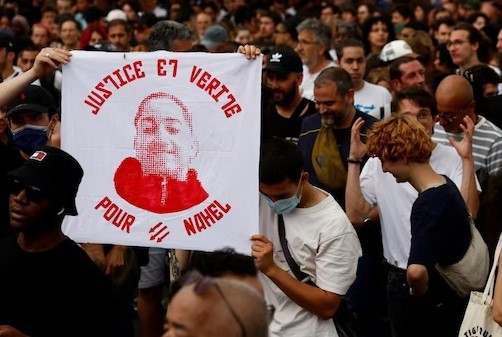 Caos na França: Polícia prende mais de 900 pessoas em protestos contra morte de jovem