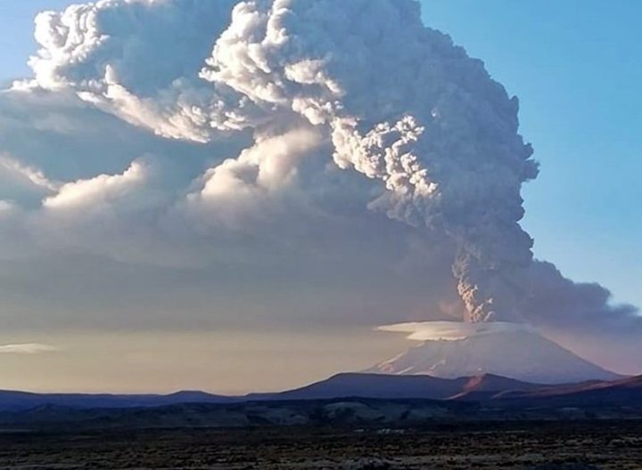 Peru: vulcão Ubinas entra em erupção e provoca estado de emergência