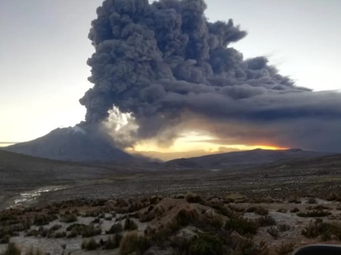 Peru: vulcão Ubinas entra em erupção e provoca estado de emergência