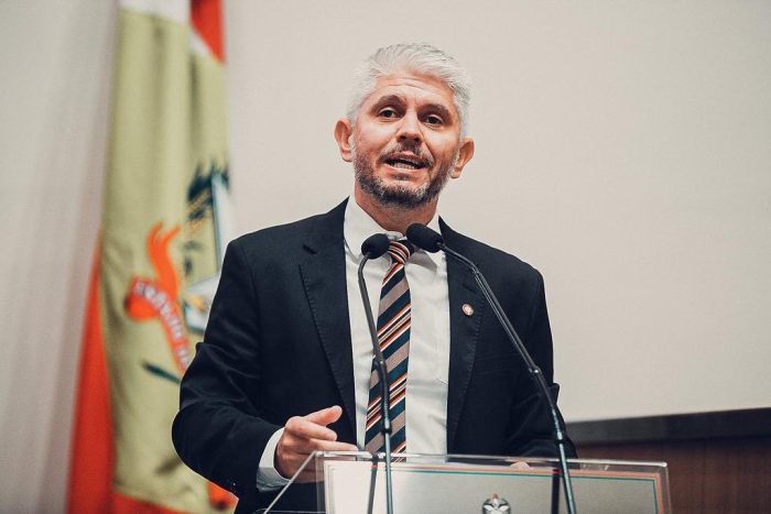 Deputado Egidio Ferrari promove palestra sobre proteção animal em Timbó