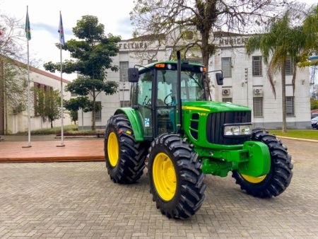 Prefeitura de Timbó reforça patrulha mecanizada com novo trator pneu