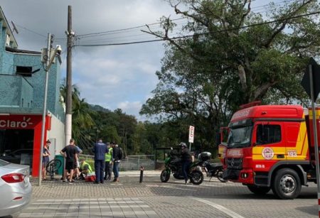 Ciclista é atingido por moto na faixa de pedestre em Timbó