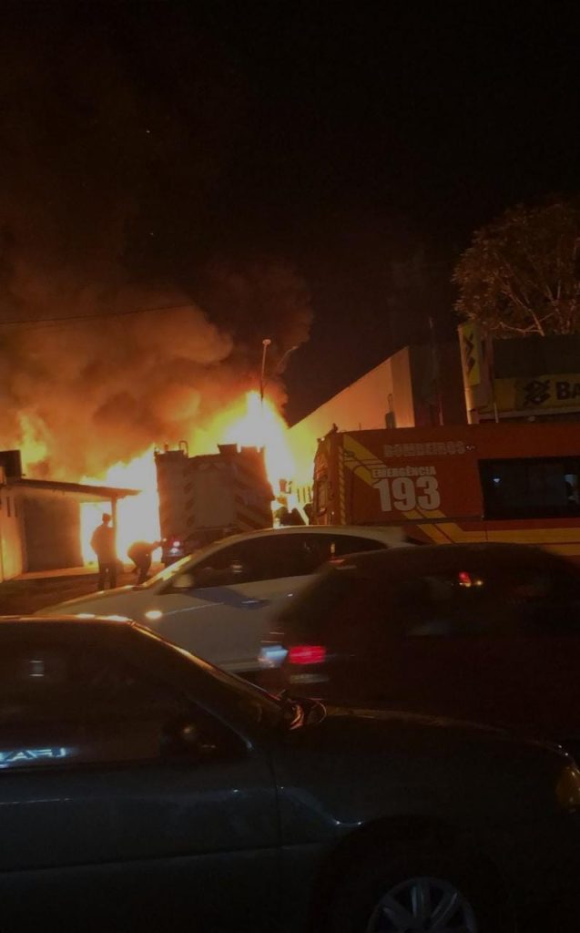 Incêndio destroi edificação de madeiras e veículos em Rio dos Cedros