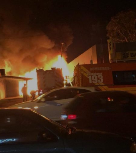 Incêndio destroi edificação de madeiras e veículos em Rio dos Cedros