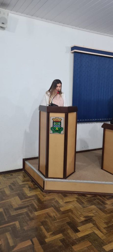 Sra. Laís Daniel discute a importância do apadrinhamento afetivo na última sessão da Câmara de Vereadores de Apiúna