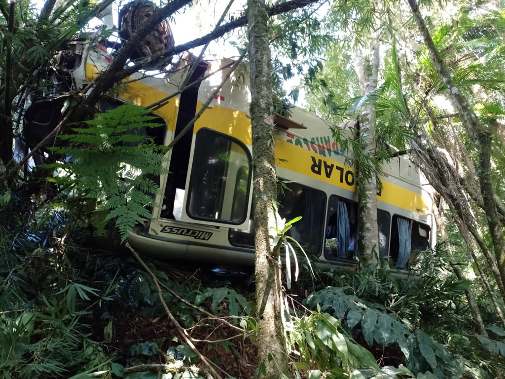 Capotamento de veículo escolar deixa três crianças feridas em Benedito Novo