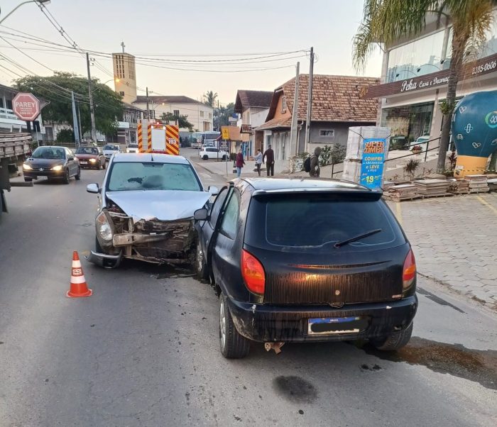 Mãe e filha ficam feridas em colisão frontal em Benedito Novo