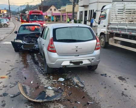 Mãe e filha ficam feridas em colisão frontal em Benedito Novo