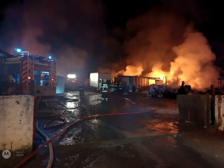 Galpão de resíduos têxteis é destruído pelo fogo em Blumenau