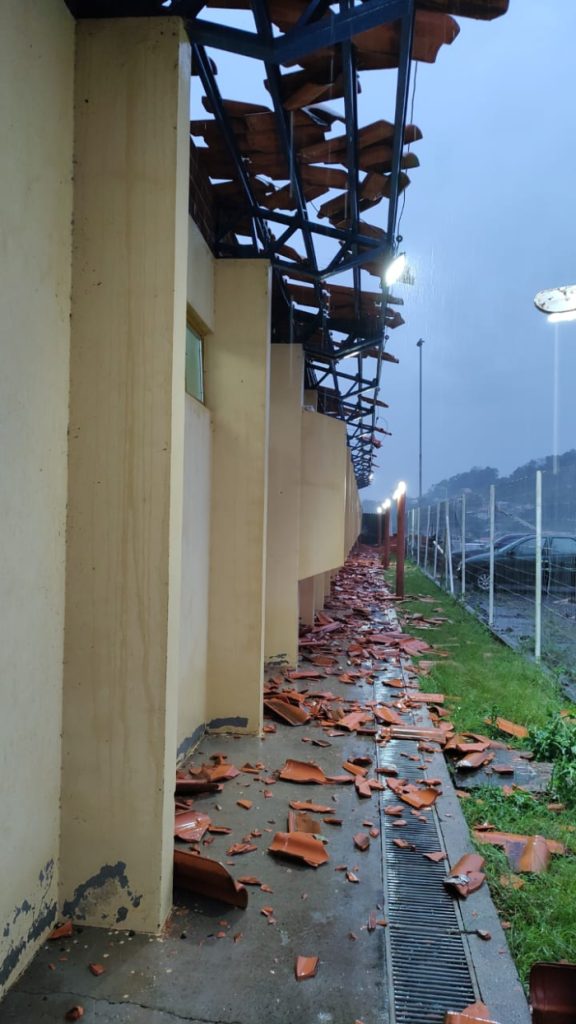 Tempestade com granizo e ventos fortes atinge área urbana de Saudades