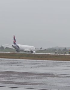 Avião da Latam derrapa no Aeroporto de Florianópolis