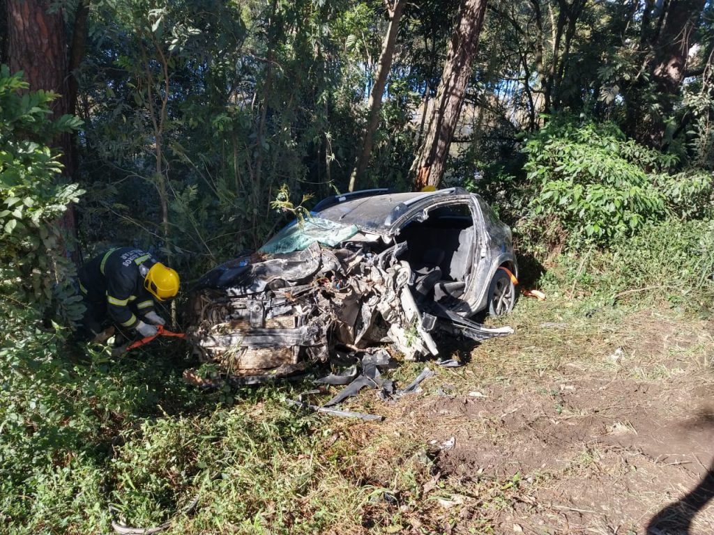 Motorista ficou presos às ferragens após colisão com caminhão em Rio do Sul