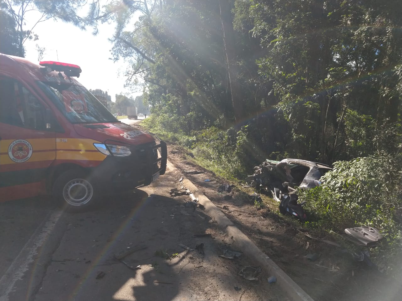 Motorista ficou presos às ferragens após colisão com caminhão em Rio do Sul