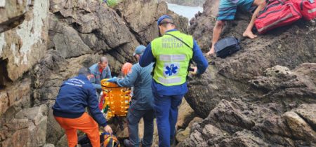 Helicóptero Arcanjo auxilia no resgate de homem que caiu em costão de Penha