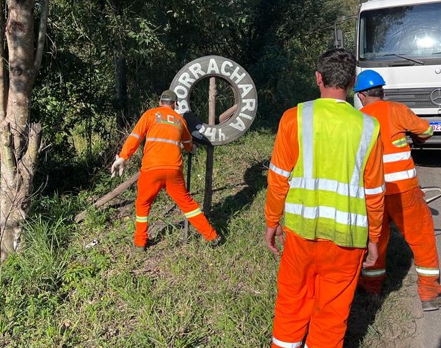 DNIT inicia limpeza de publicidade irregular na BR-470