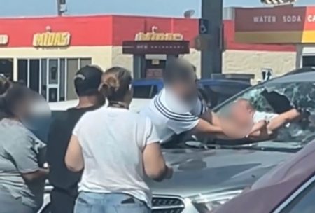Pai quebra vidro para salvar filho preso em carro sob 40ºC nos EUA
