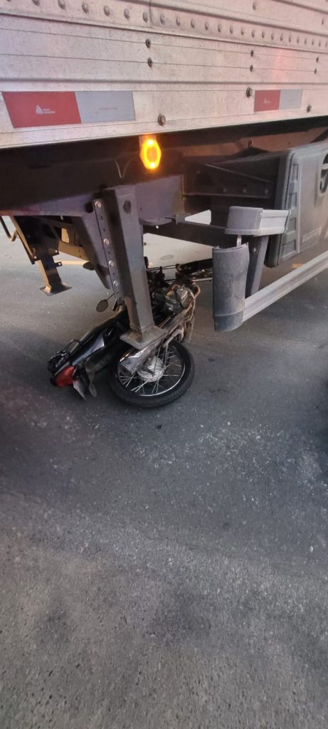 Moto entra embaixo de caminhão em grave acidente em Timbó