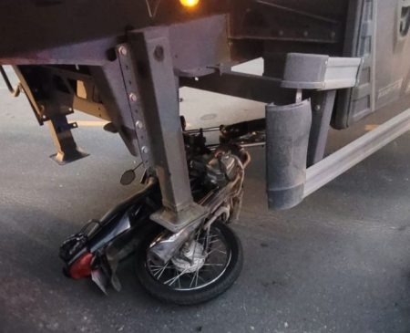 Moto entra embaixo de caminhão em grave acidente em Timbó