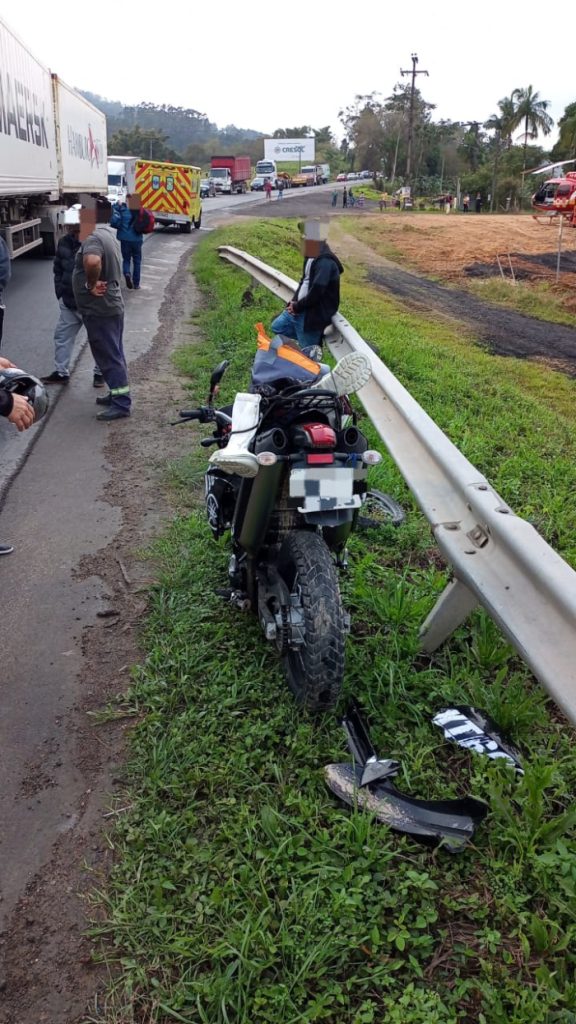 Acidente na BR-470 deixa idoso gravemente ferido ao colidir contra a estrutura de uma ponte