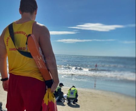 Equipes de resgate socorrem vítimas de afogamento na praia de Piçarras