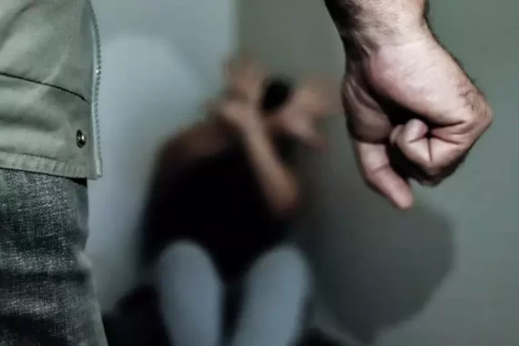 Homem é preso após agredir esposa e amigo em Blumenau
