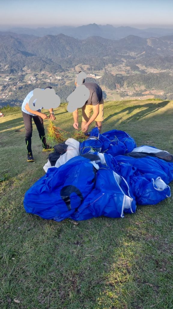 Piloto de parapente cai no Morro Azul em Timbó 