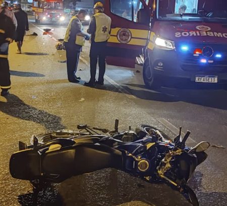 Homem morre após colidir motocicleta contra carro em Blumenau