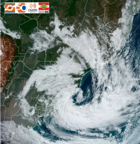 Chegada de ciclone a SC provoca mar agitado e ressacas, alertam Defesa Civil e Marinha