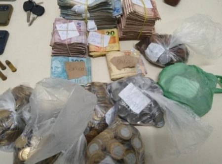 Polícia apreende drogas, armas e dinheiro com traficante de Indaial