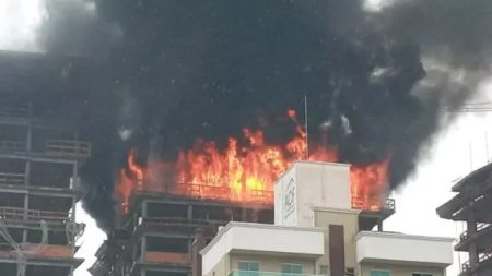 Construtora emite nota sobre incêndio que atingiu uma de suas obras em Porto Belo
